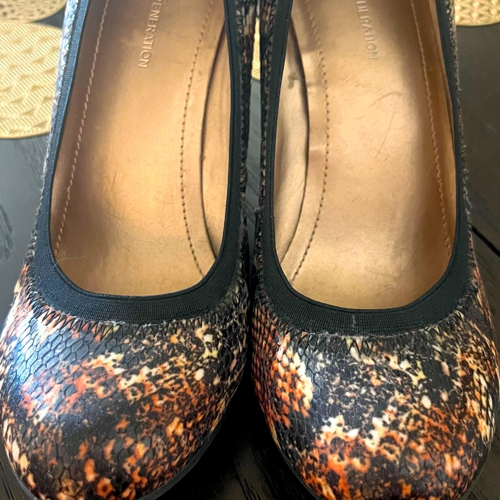 BCBG wedge size 8